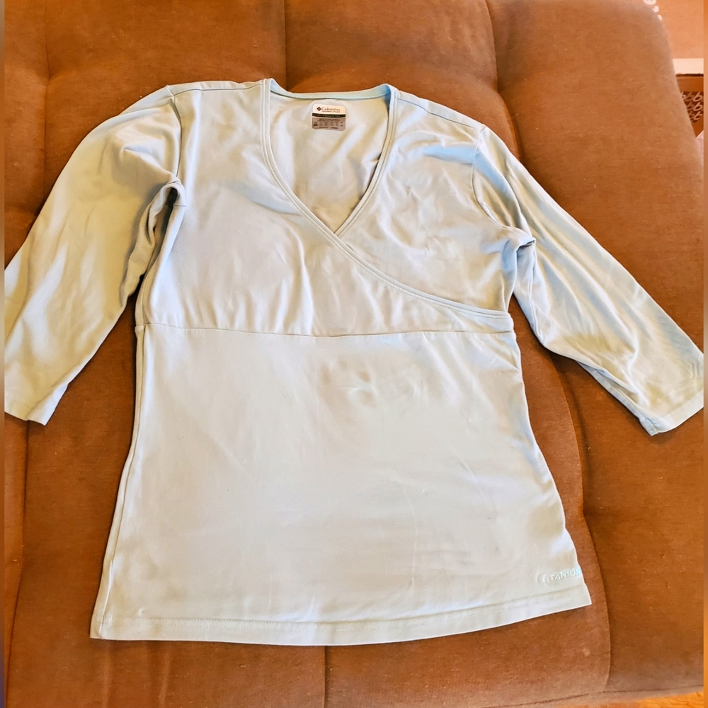 Columbia titanium v neck wrap stretch top size large blue